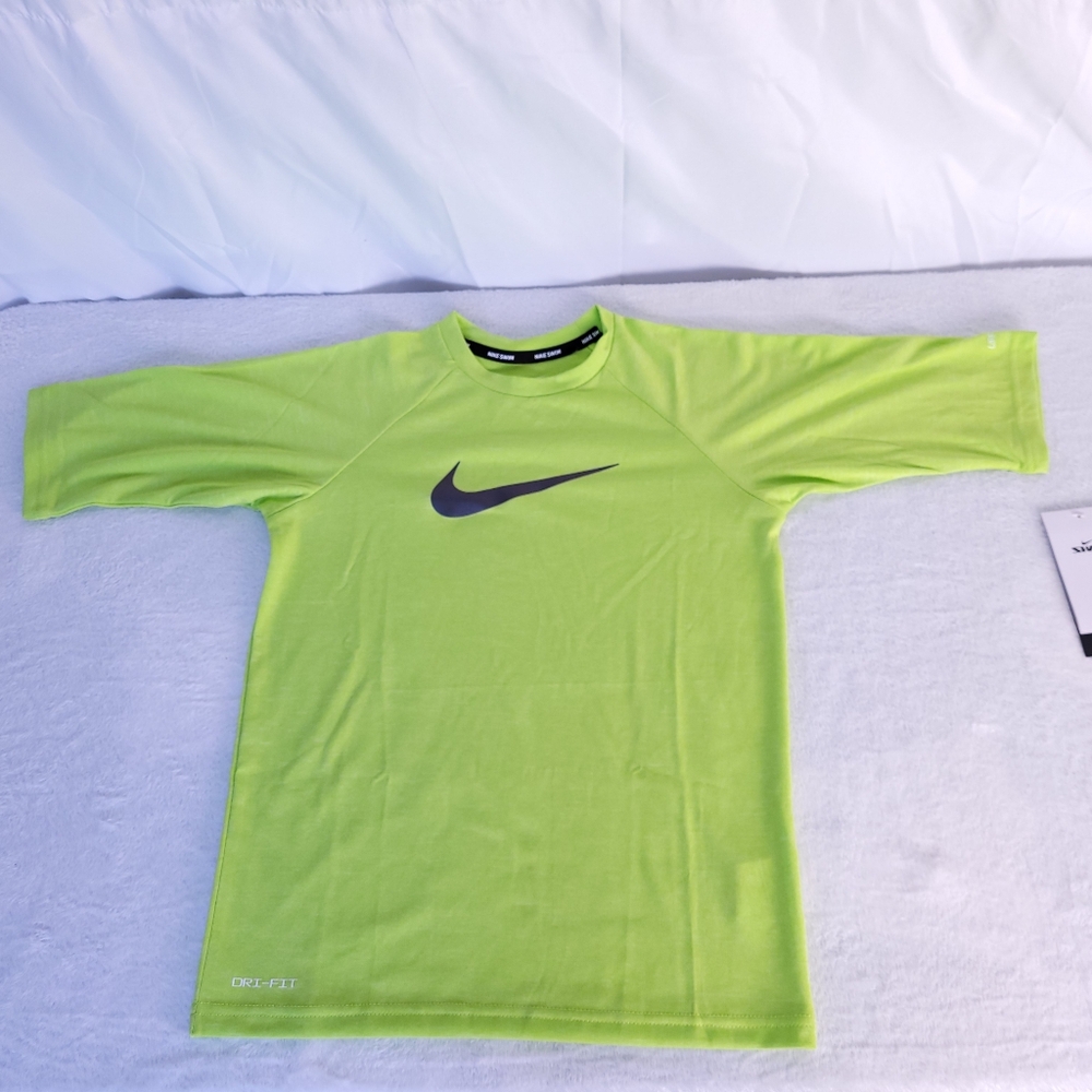 Nike Boy's Swoosh It Dri Fit UPF 40+ Half Sleeve Rash Guard Strike Green Shirt M